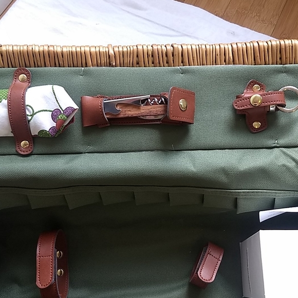 VERONA WINE & CHEESE PICNIC BASKET - Picture 4 of 5